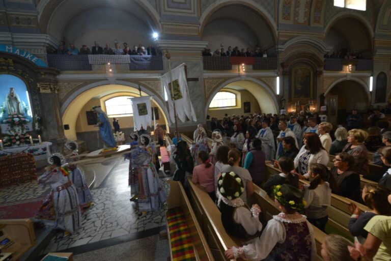 Vera u Bačkom Monoštoru – crkva, običaji i zajedništvo Vera u Bačkom Monoštoru – crkva, običaji i zajedništvo